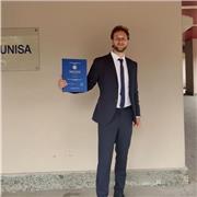 Concertista e docente di pianoforte, diplomato al Conservatorio di Avellino, impartisce lezioni di livello base e avanzato